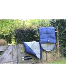 Polydaun slaapzak Akka met hoodconstructie